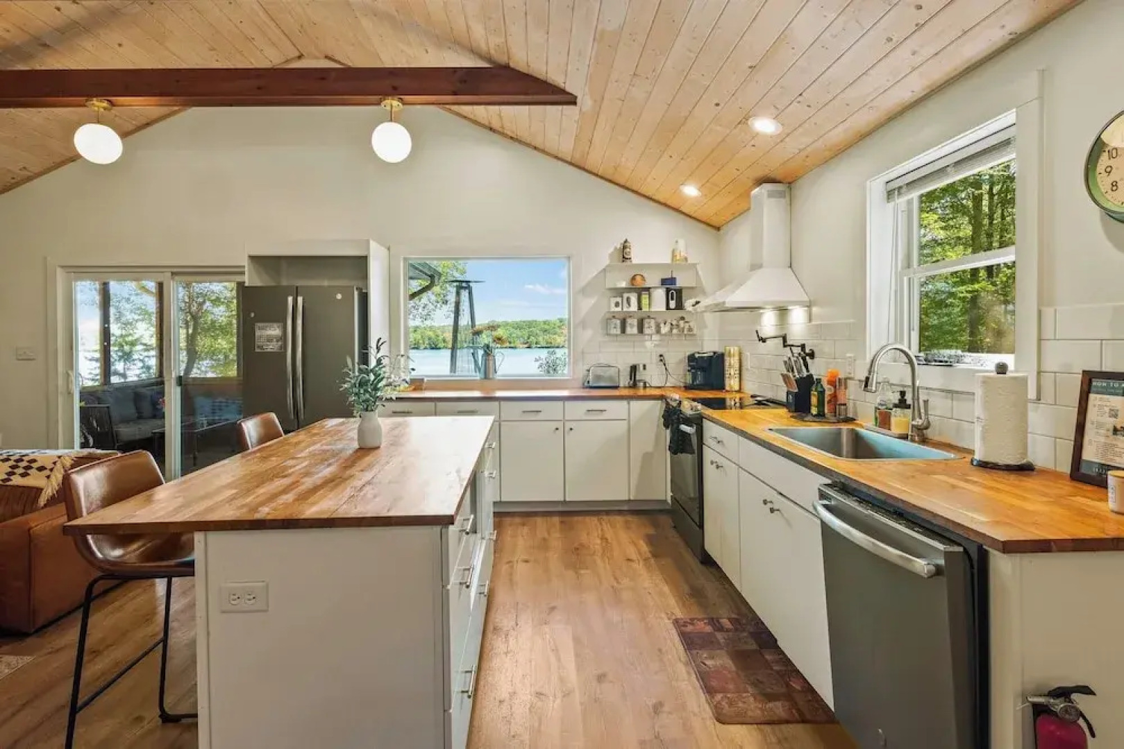 Lake Daze by Avantstay Lakefront w/ Modern Interior, Enclosed Porch & Hot Tub