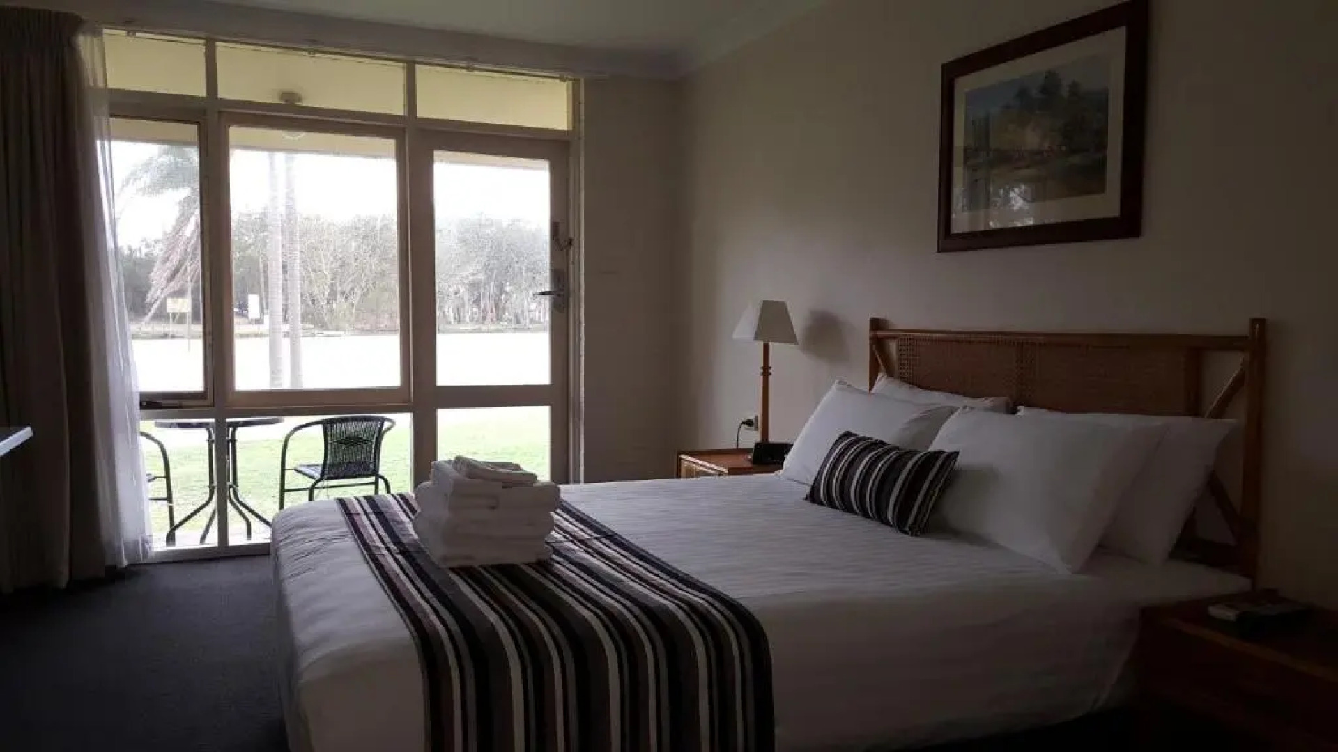 Hibiscus Lakeside Motel