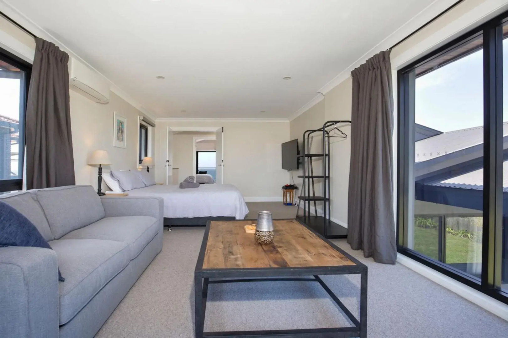 Seaview - Pet Friendly with Stunning Views - 1 Min to Beach