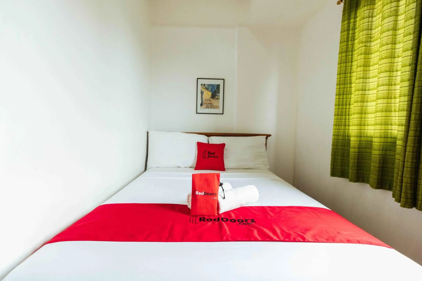 RedDoorz @ Moonwalk Paranaque