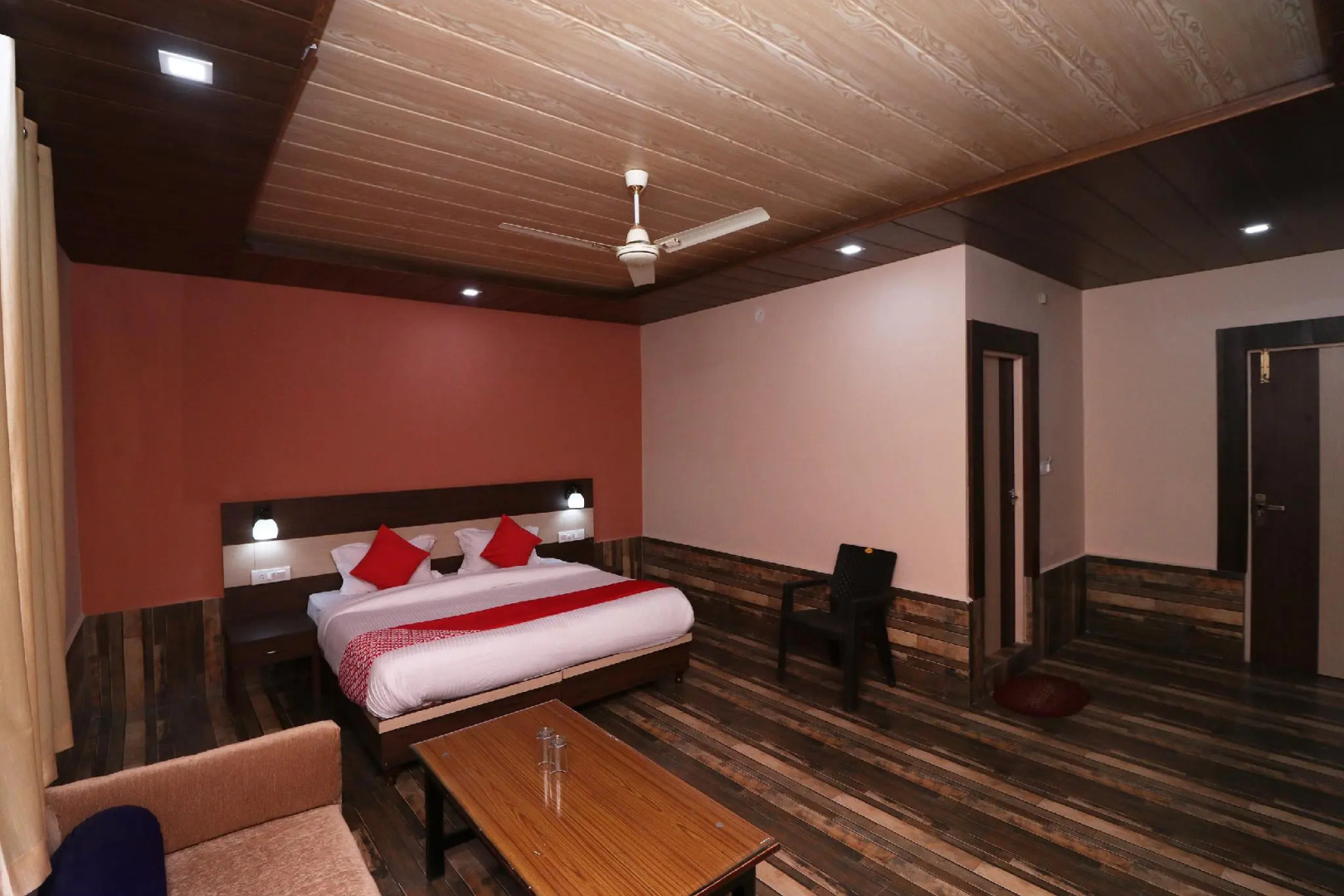 Capital O 26672 Funky Town