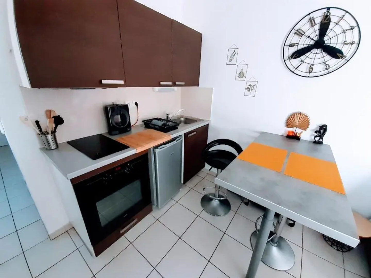 Studio 2 étoiles, wifi, proche commerces, A9, transports, plages