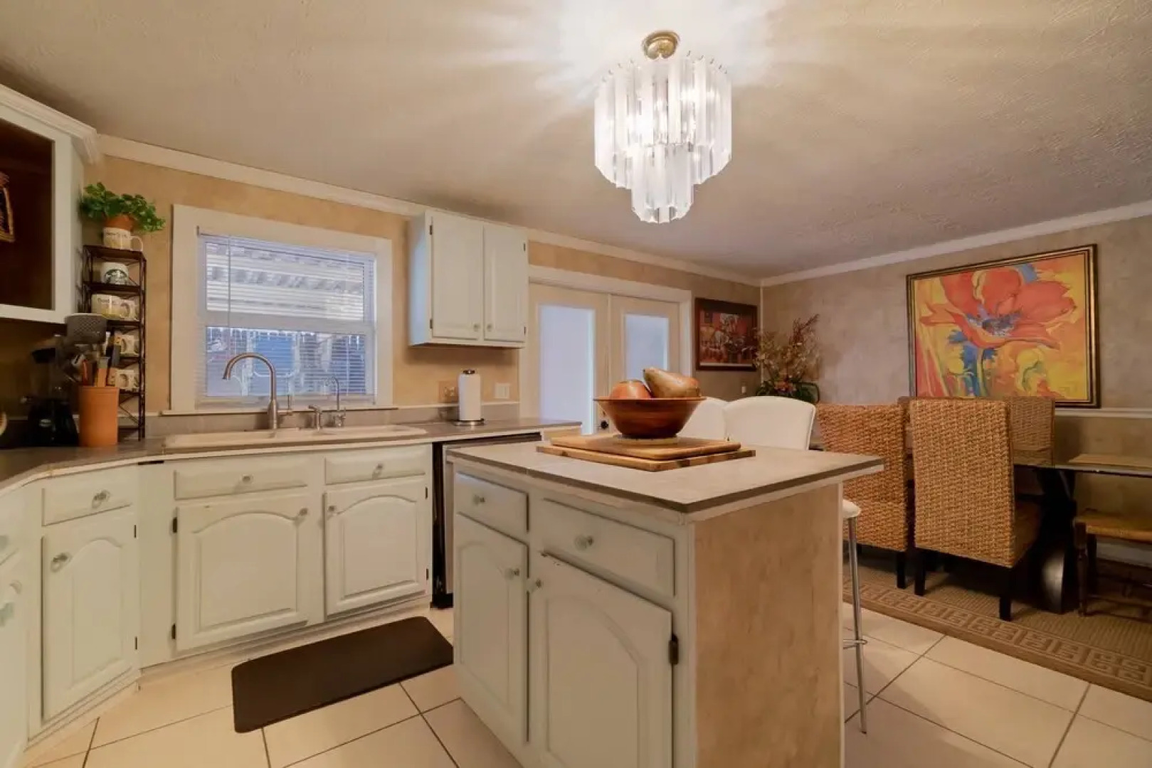 The Secret Garden - The Cottage Near Beach, Shops, Restaurants, Pet Friendly, Close to Lucerne Ave!