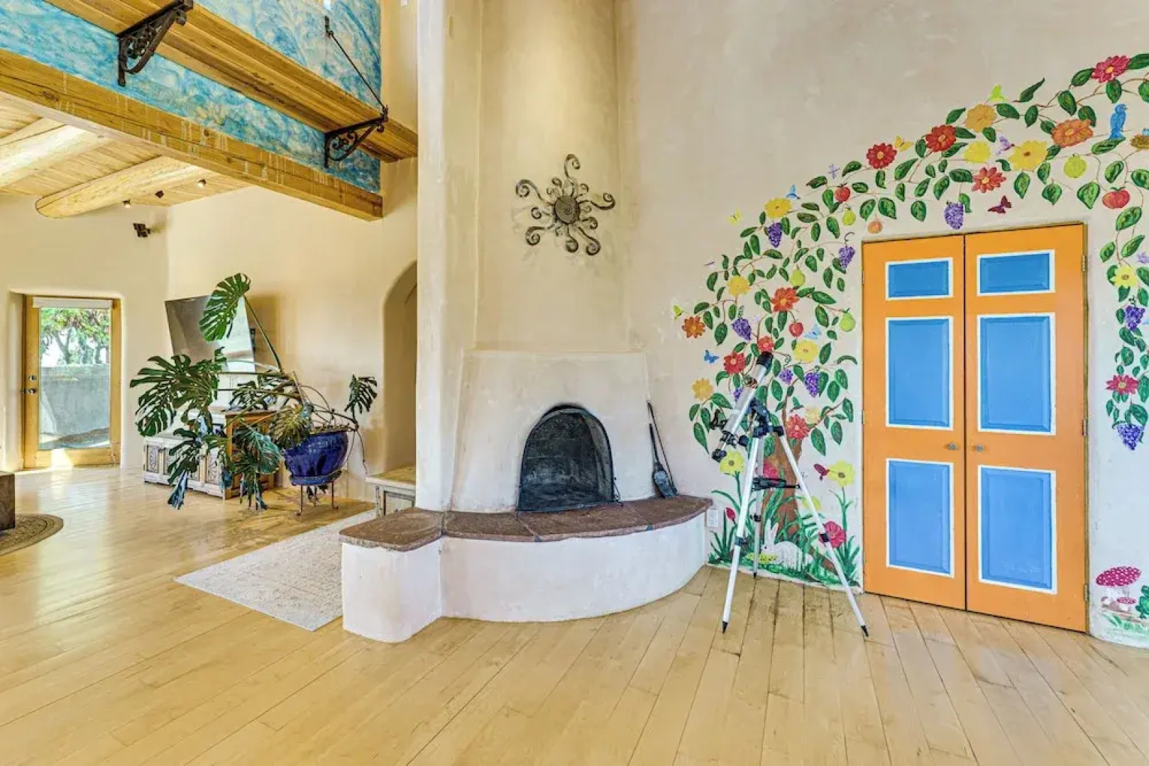 10 Mi to Taos Ski Valley: Mtn-view Duplex w/ Deck!