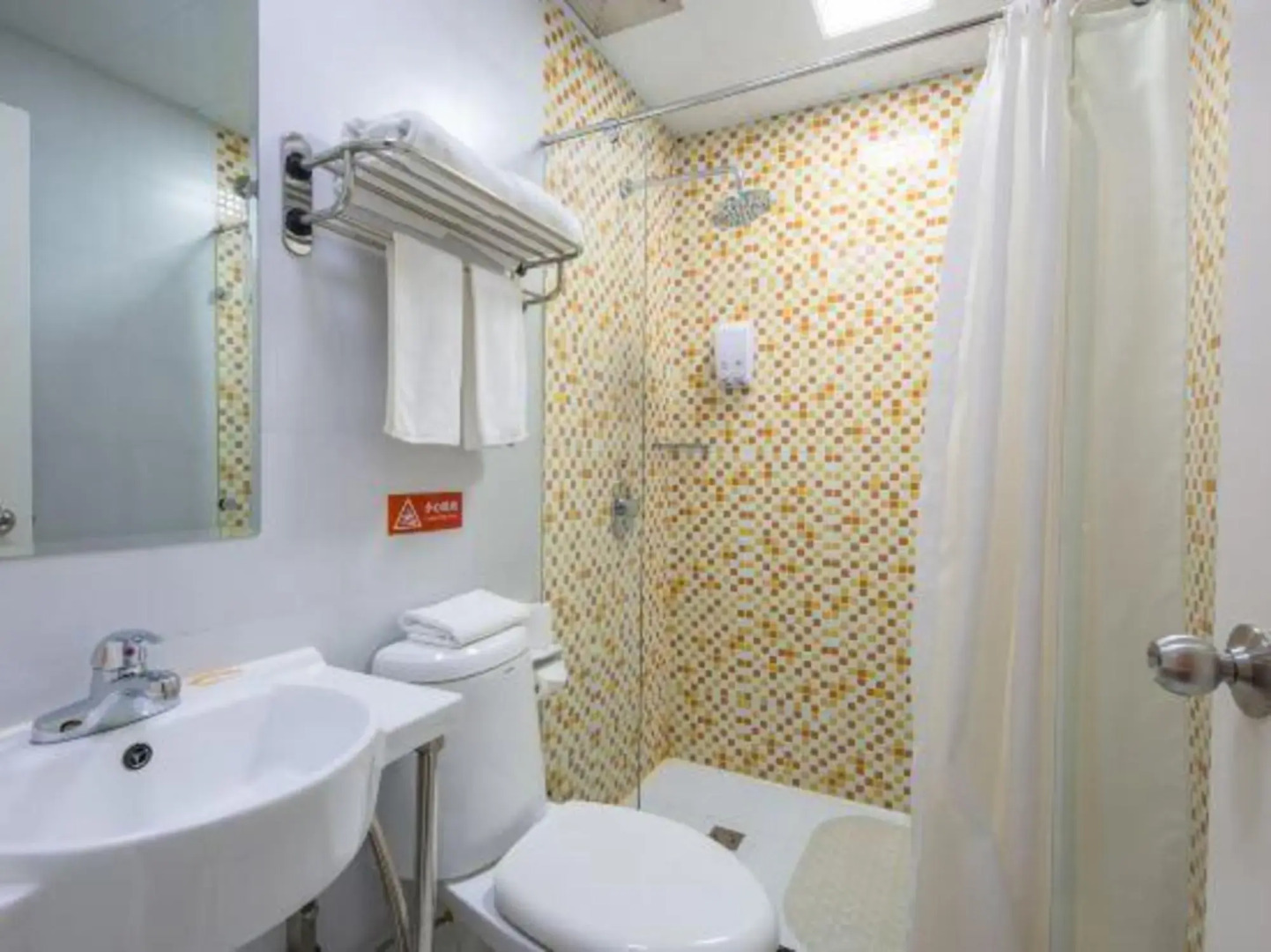 Rujia Pebble Hotel (Kaihua Genbo Park South Bus Station)