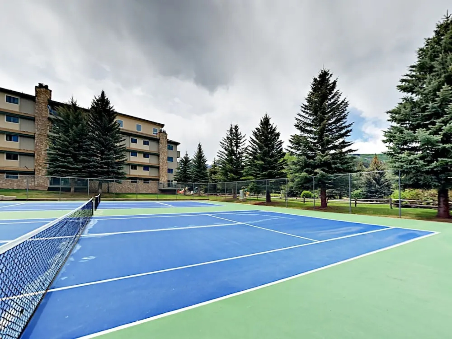 2BR w/ Hot Tub, Pool & Free Shuttle