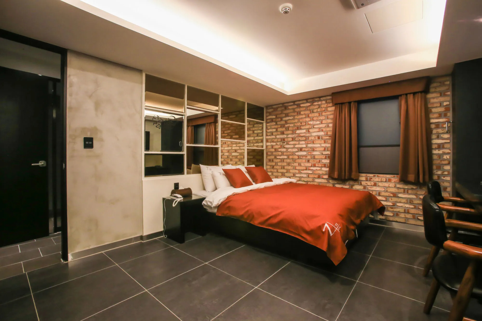Hotel 2.4