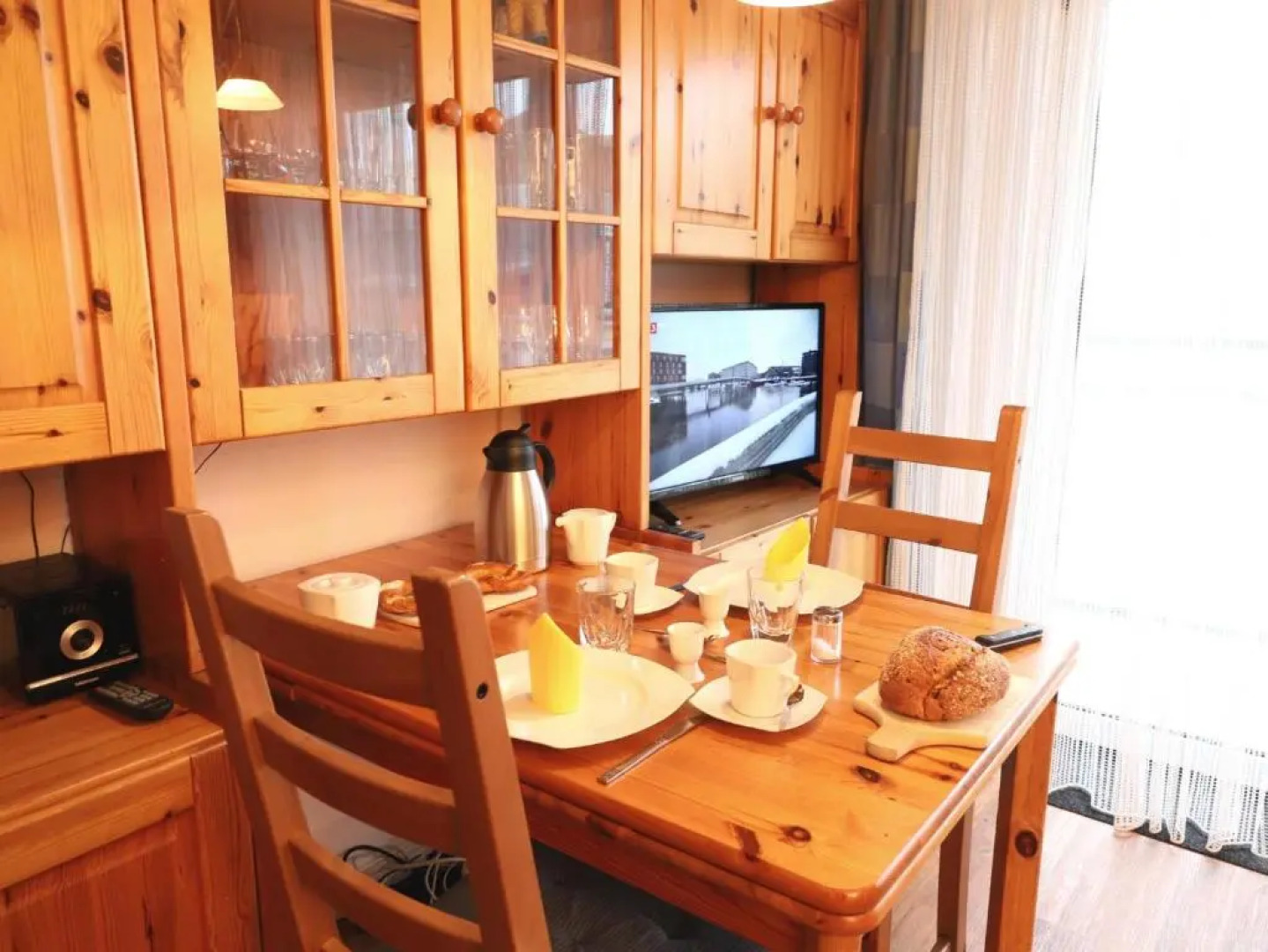 Freundliches 2-Zimmer-Appartement mit Kieferneinrichtung und einem Balkon.