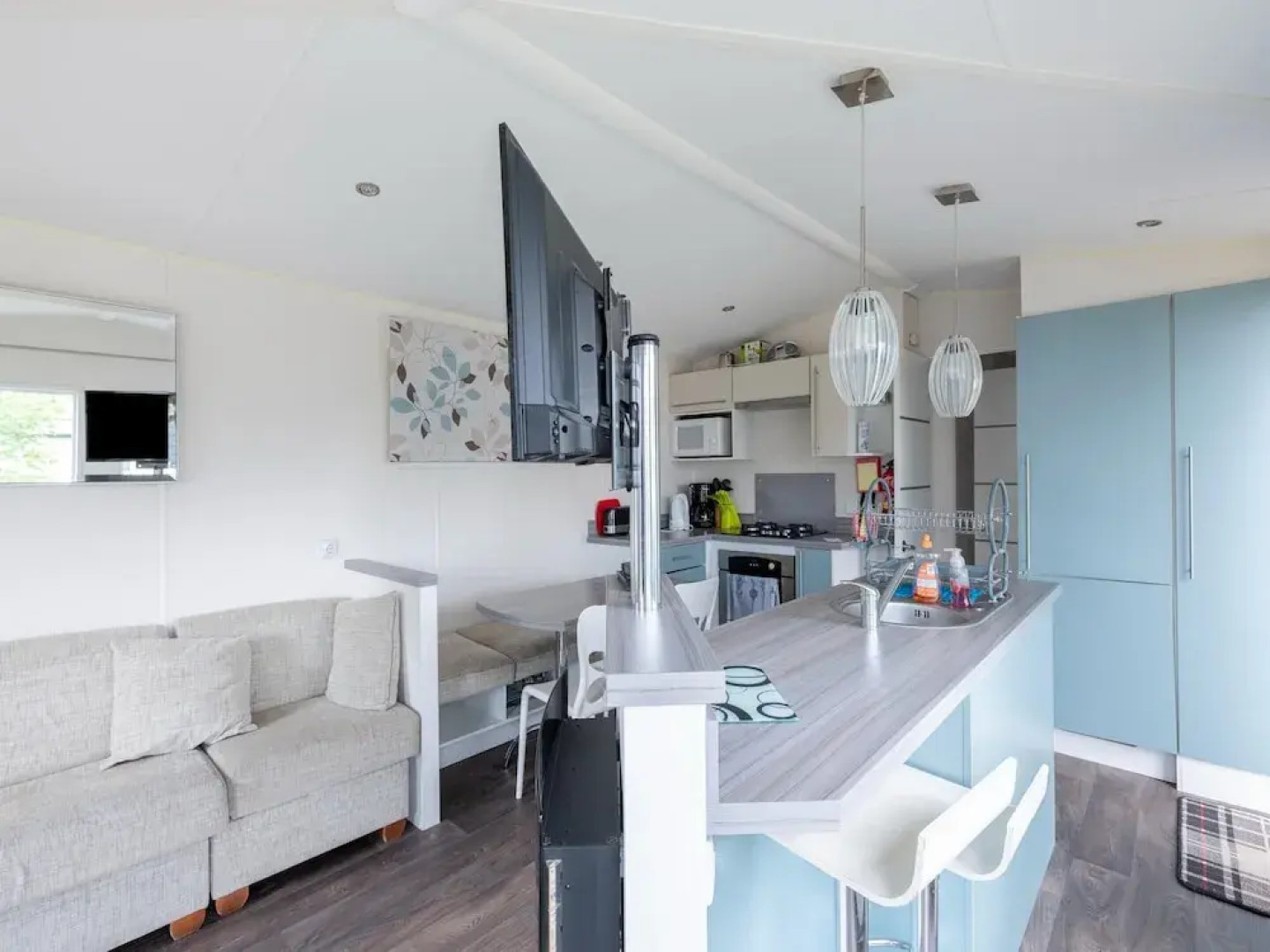 Mobile Home in Veuzain-sur-loire With Garden