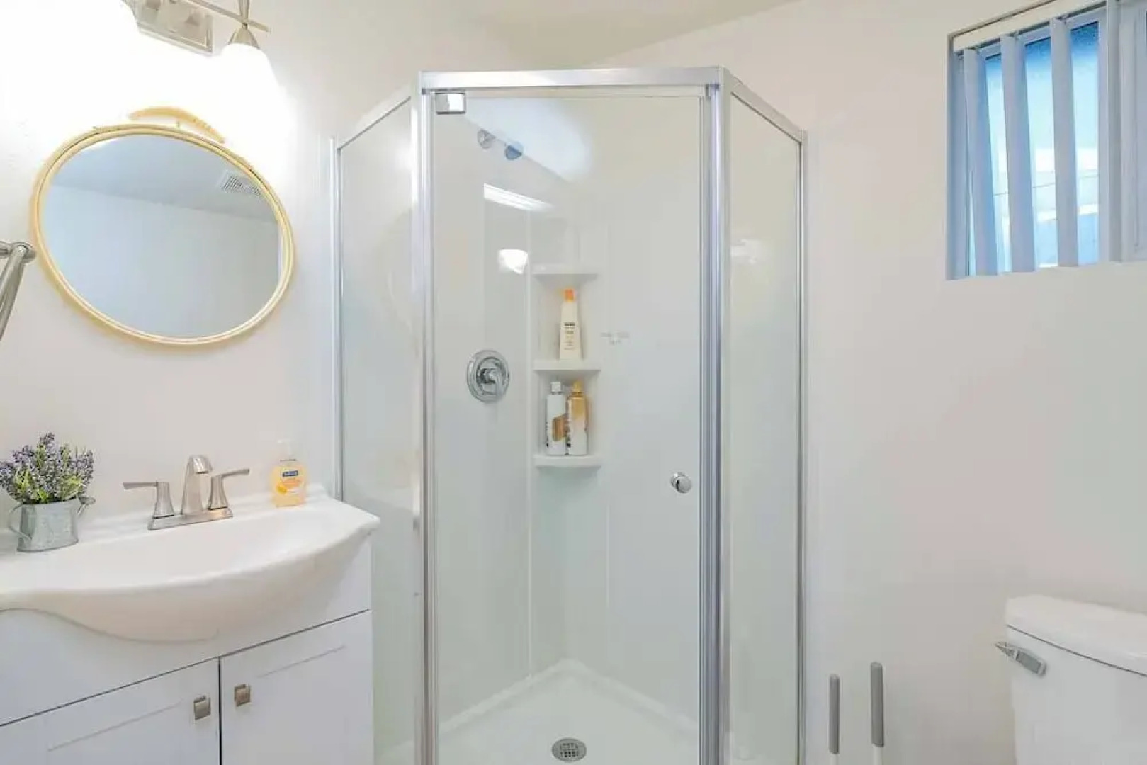 Elegant Country Retreat With Serene Patio Haven