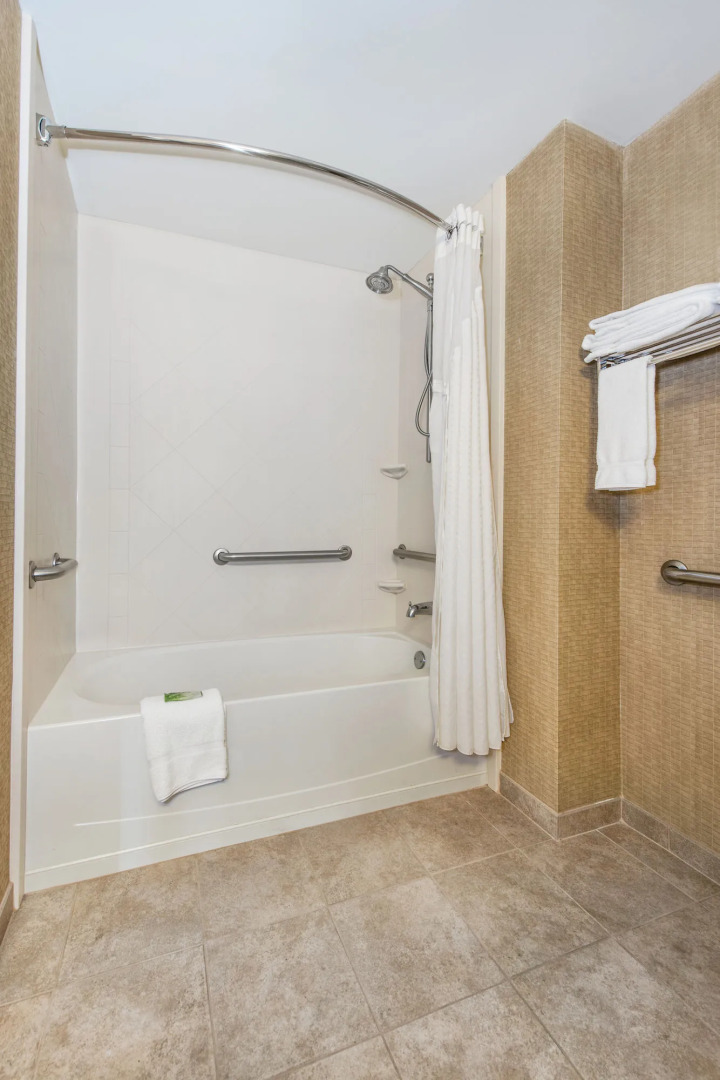 Holiday Inn Express Hotel & Suites Tilton - Lakes Region