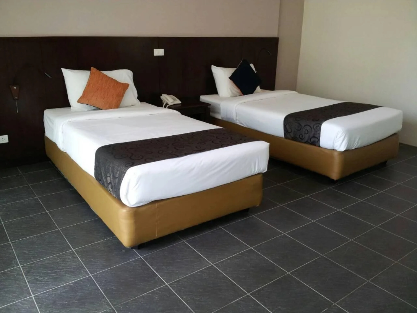 Lakeside Chalet by Mida