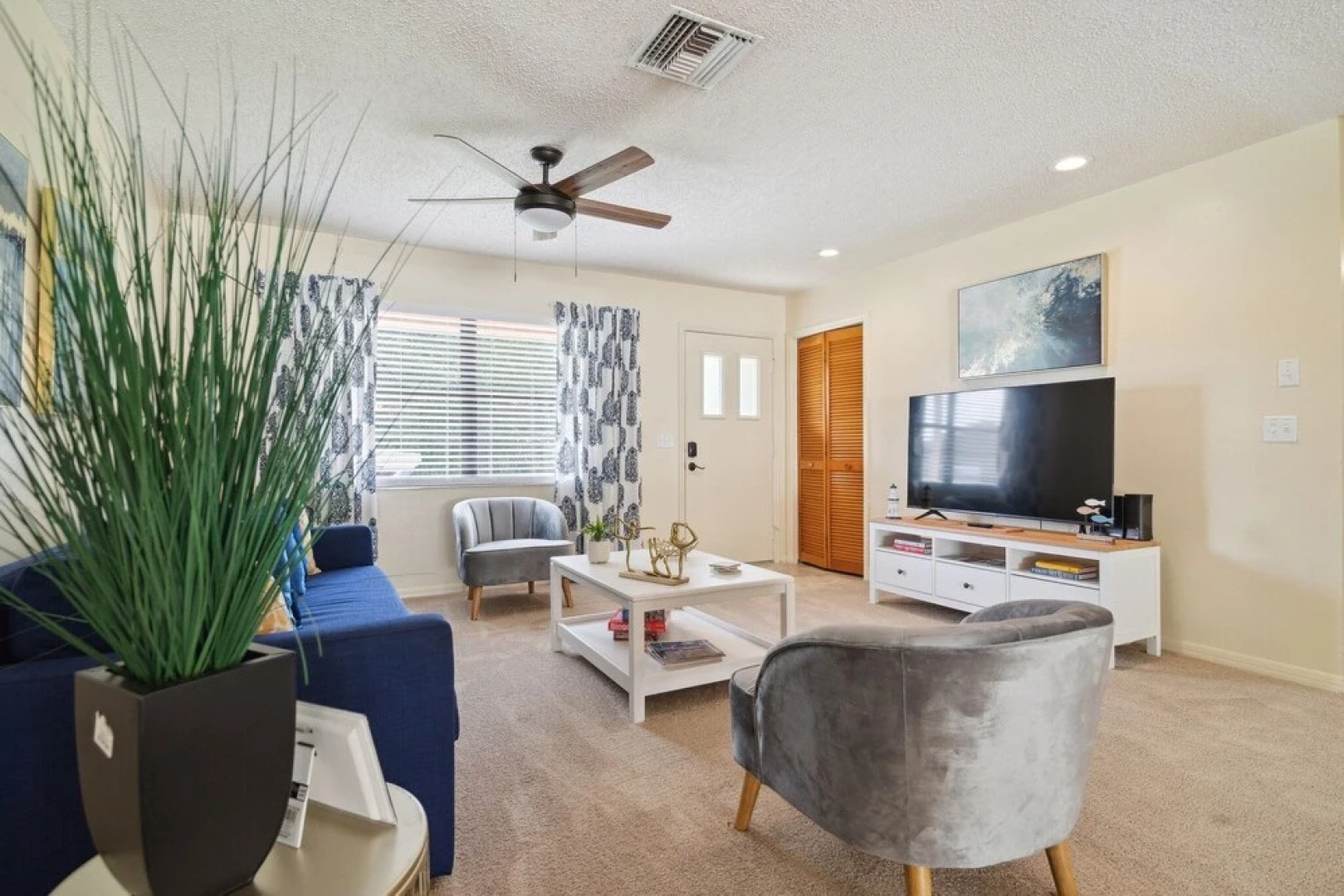 Sunny Retreat - Spacious Yard, Firepit, & Grill 3 Bedroom Home by Redawning