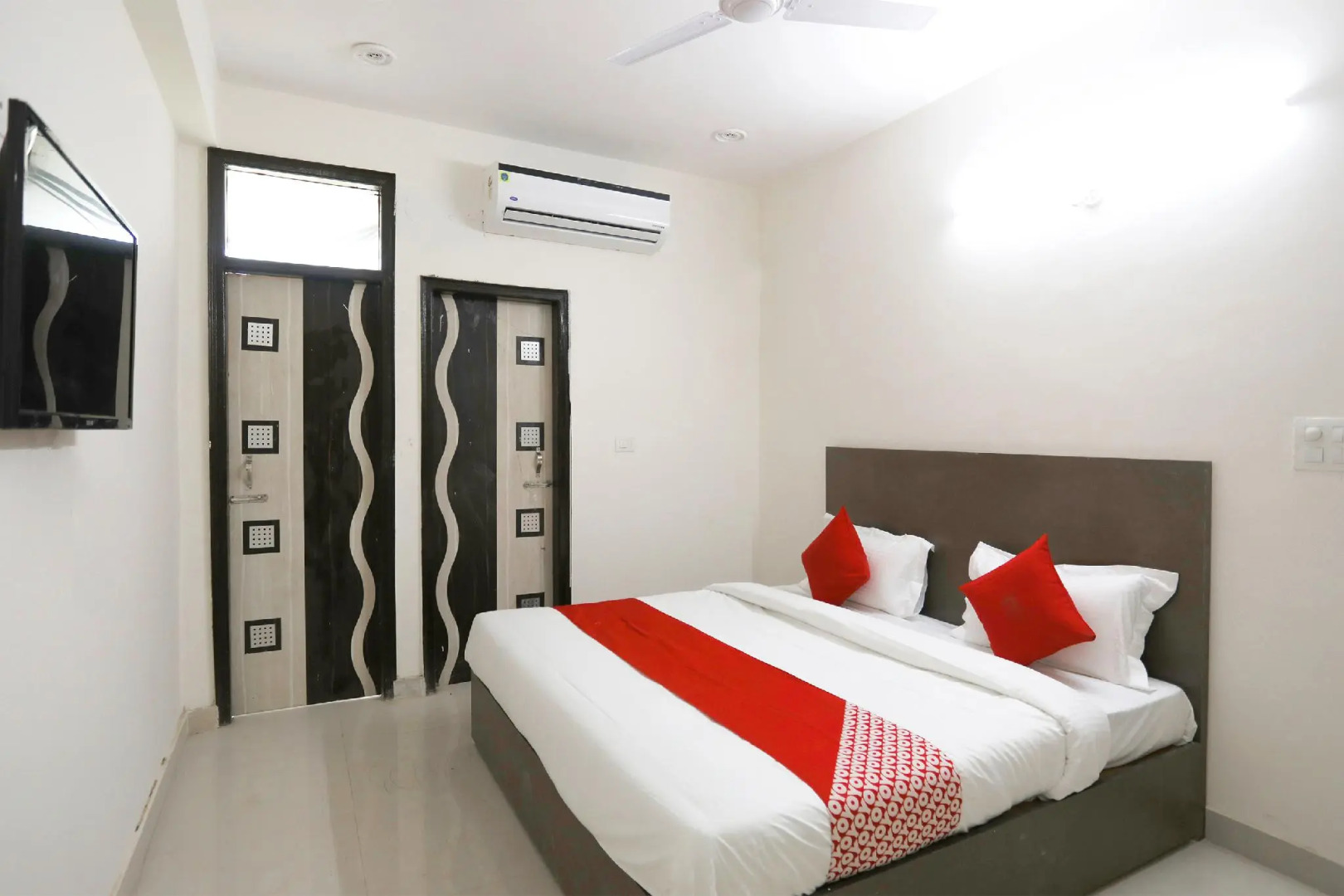 OYO 61722 Rajmahal Residency Hotel