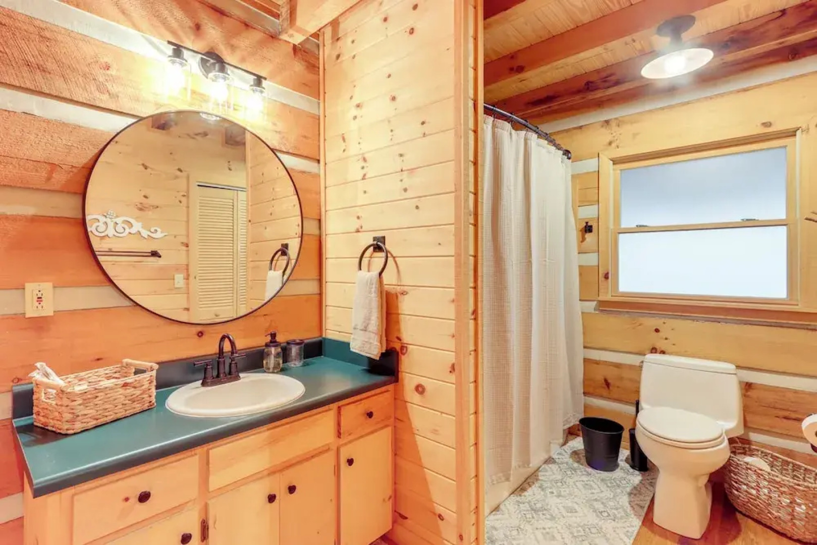 Hot Tub & Games: Ridgetop Cabin in Blue Ridge!