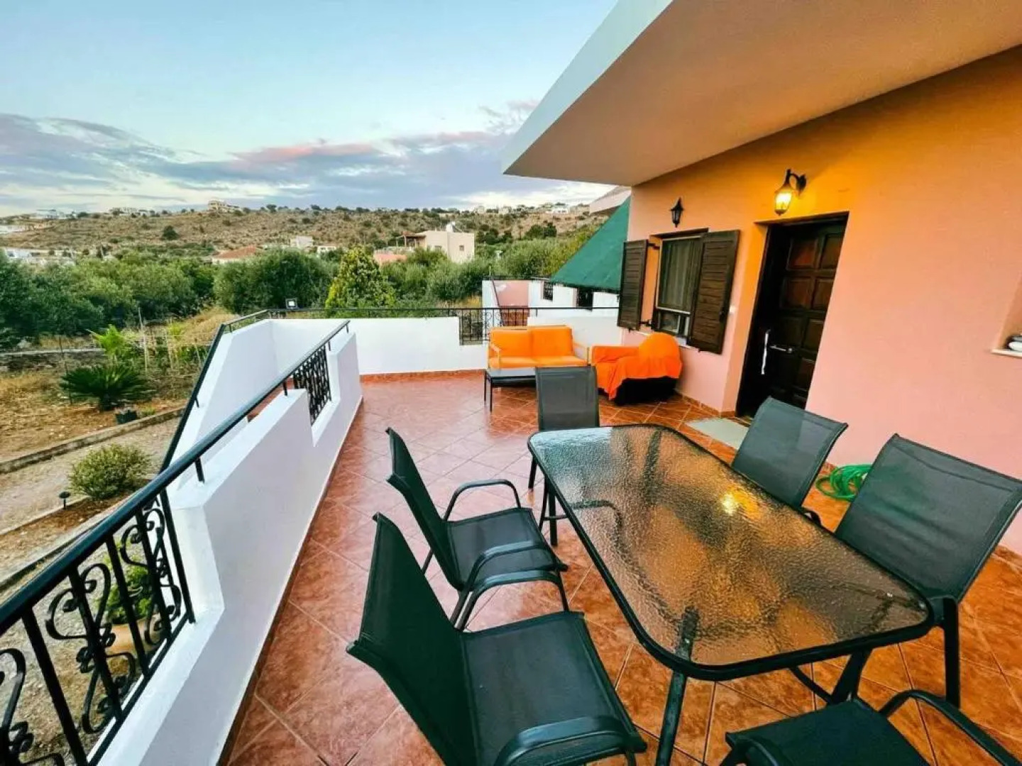 2 Bed House - Sleeps 5 - Garden - Parking - Wifi