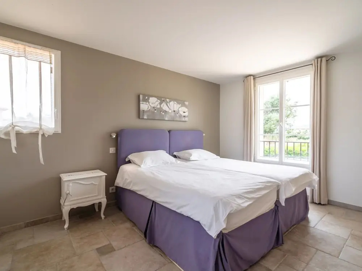 Aircon Villa With 4 Suites, Swimming Pool, Walking Distance to the Center, 20 km From the Beach