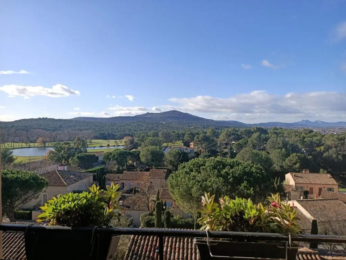 Charmant T2 climatisé avec belle vue , Golf de Pont-Royal