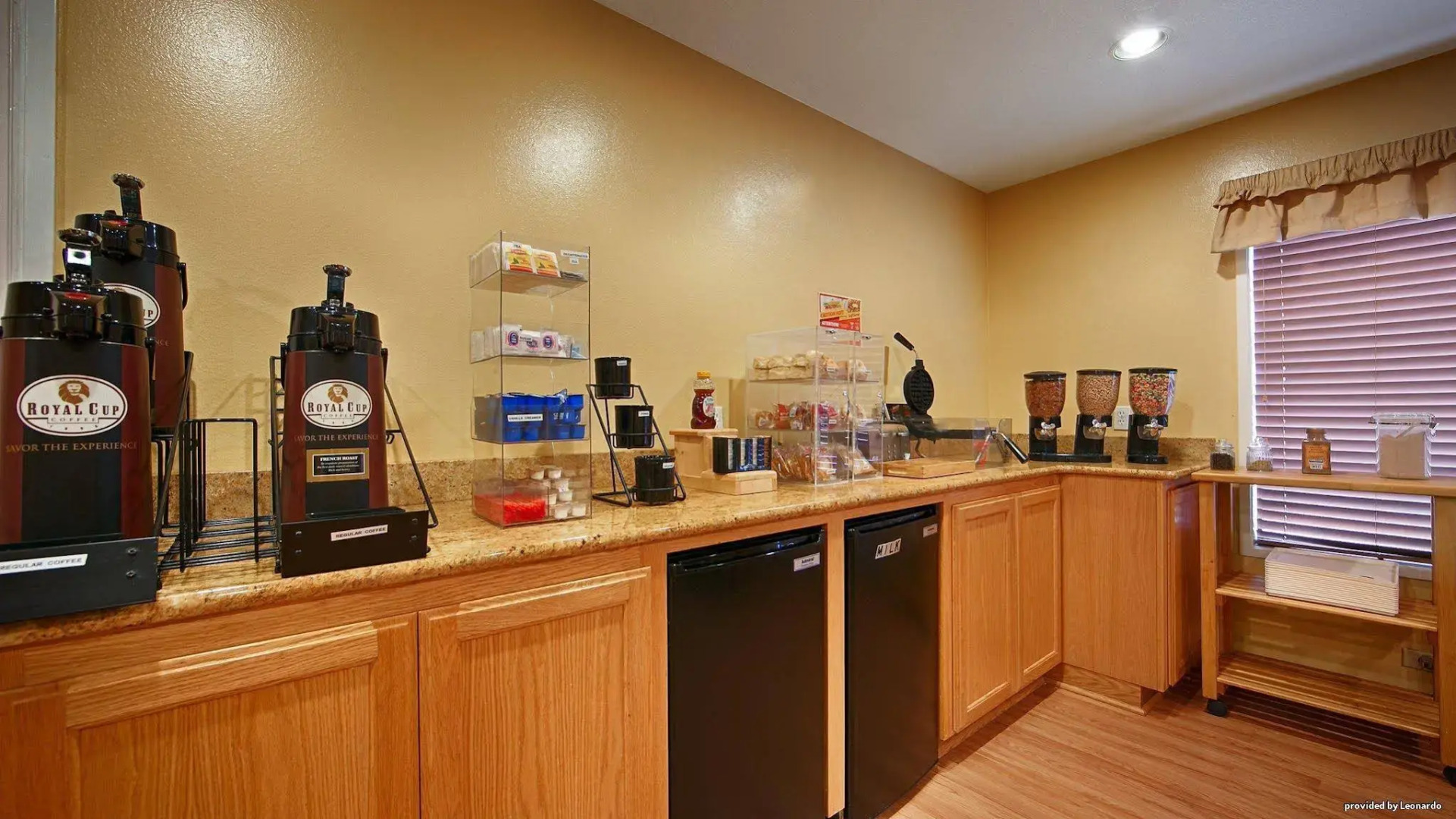 Oakridge Inn & Suites