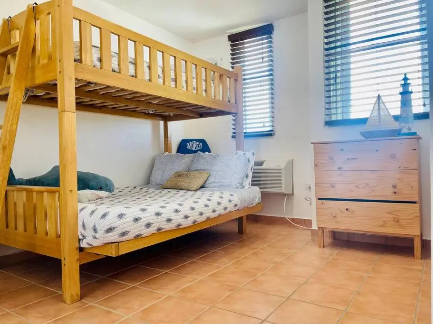 3Bedrm Beach Penthouse with Rooftop Terrace & WiFi