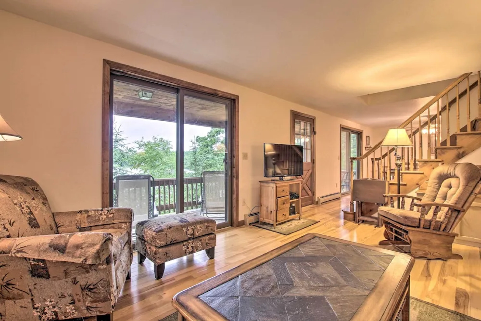 Waterfront New England House on Wickaboag Lake!