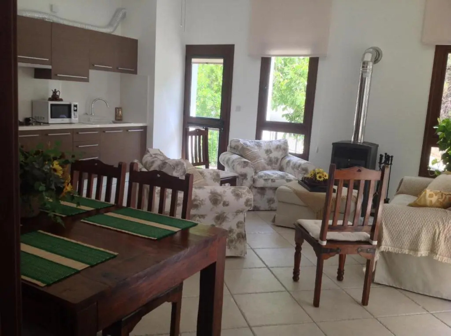 Ta Spitakia tis Theodosias