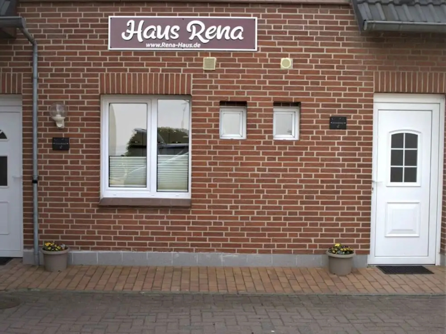 2 Rena Modern Retreat