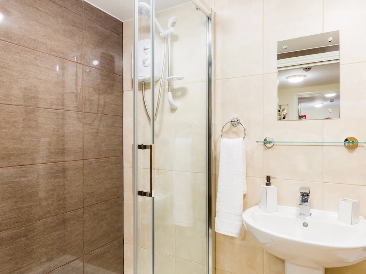 StayFord Apartments - Meriden - Near NEC