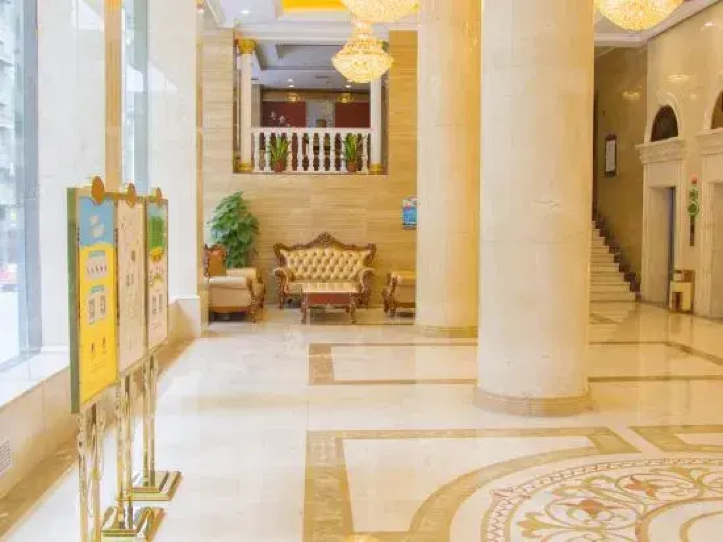 Vienna Hotel (Jishou Railway Station)