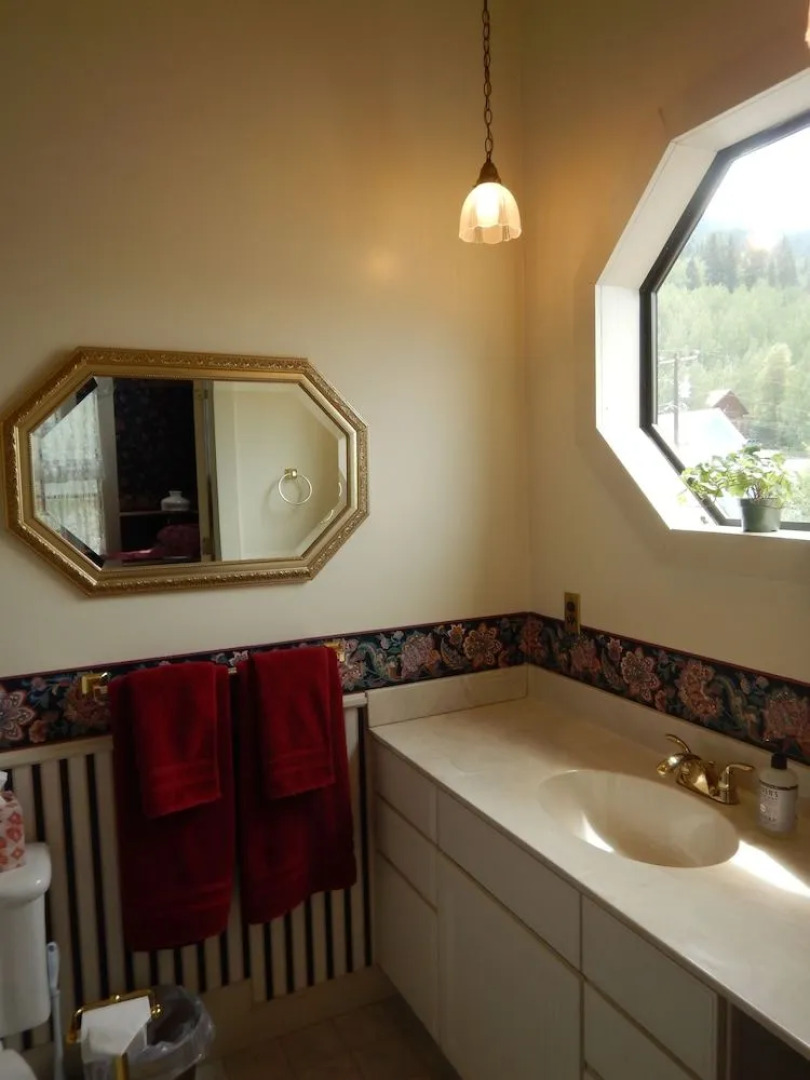 The Mine Shaft Inn Hotel & Hostel