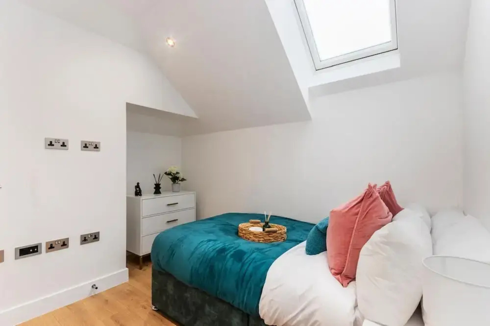 Deluxe 2-BR Saarb Apartment Leatherhead