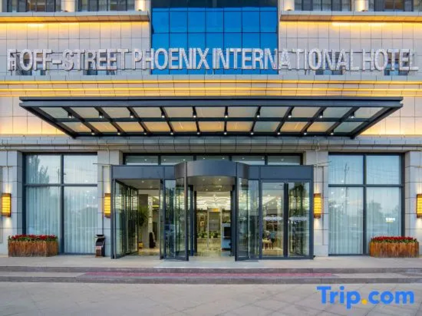 Tekesi Phoenix International Hotel