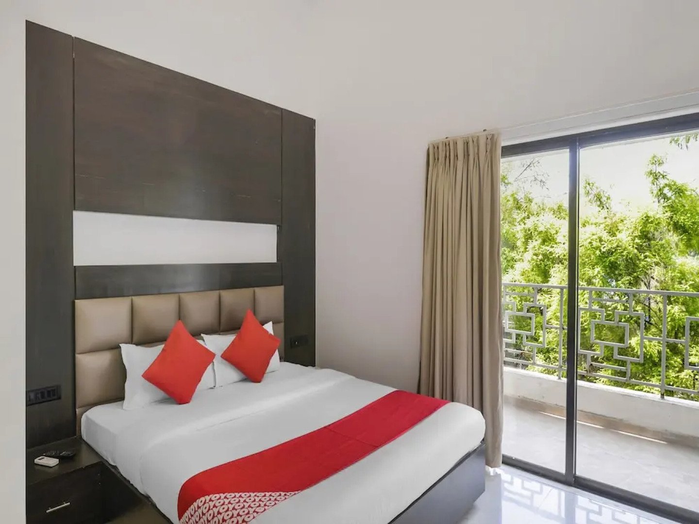 Collection O 23137 Blue Roof Club