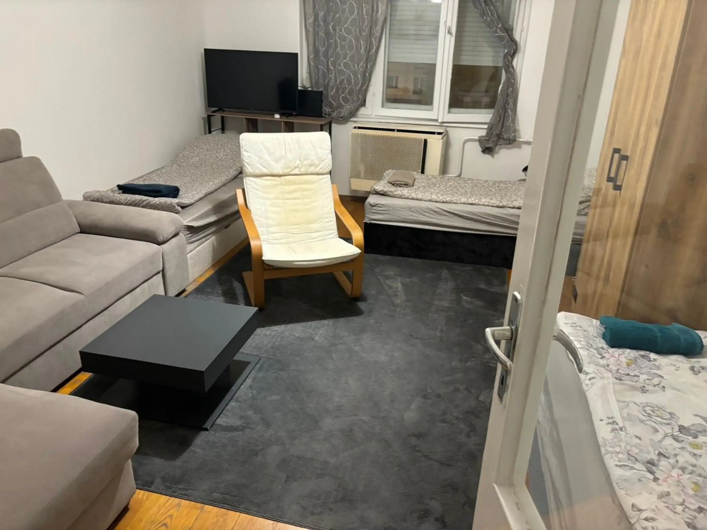 Újszerű, jól felszerelt lakás a város szîvében hűsîtőkkel, reggelivel, ingyenes parkolással!