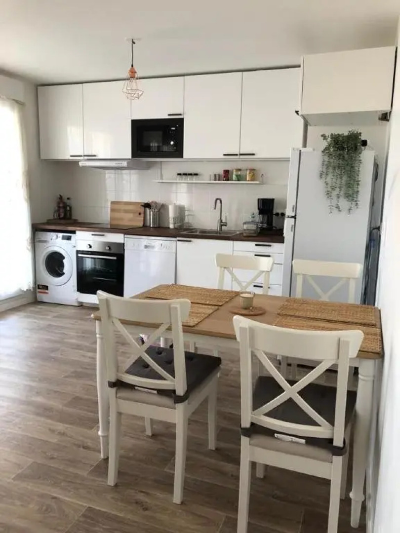 Apartment in Paris Suburb, 15 minutes to center.