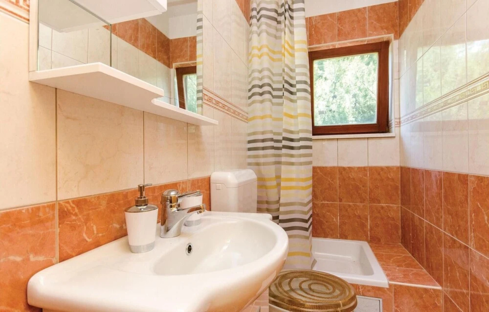 Awesome Home in Solin with WiFi, 8 Bedrooms & Hot Tub