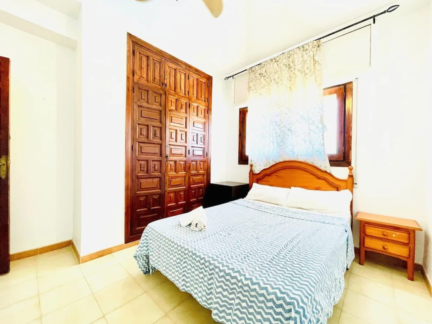 Mountain-view Apartment by Sea