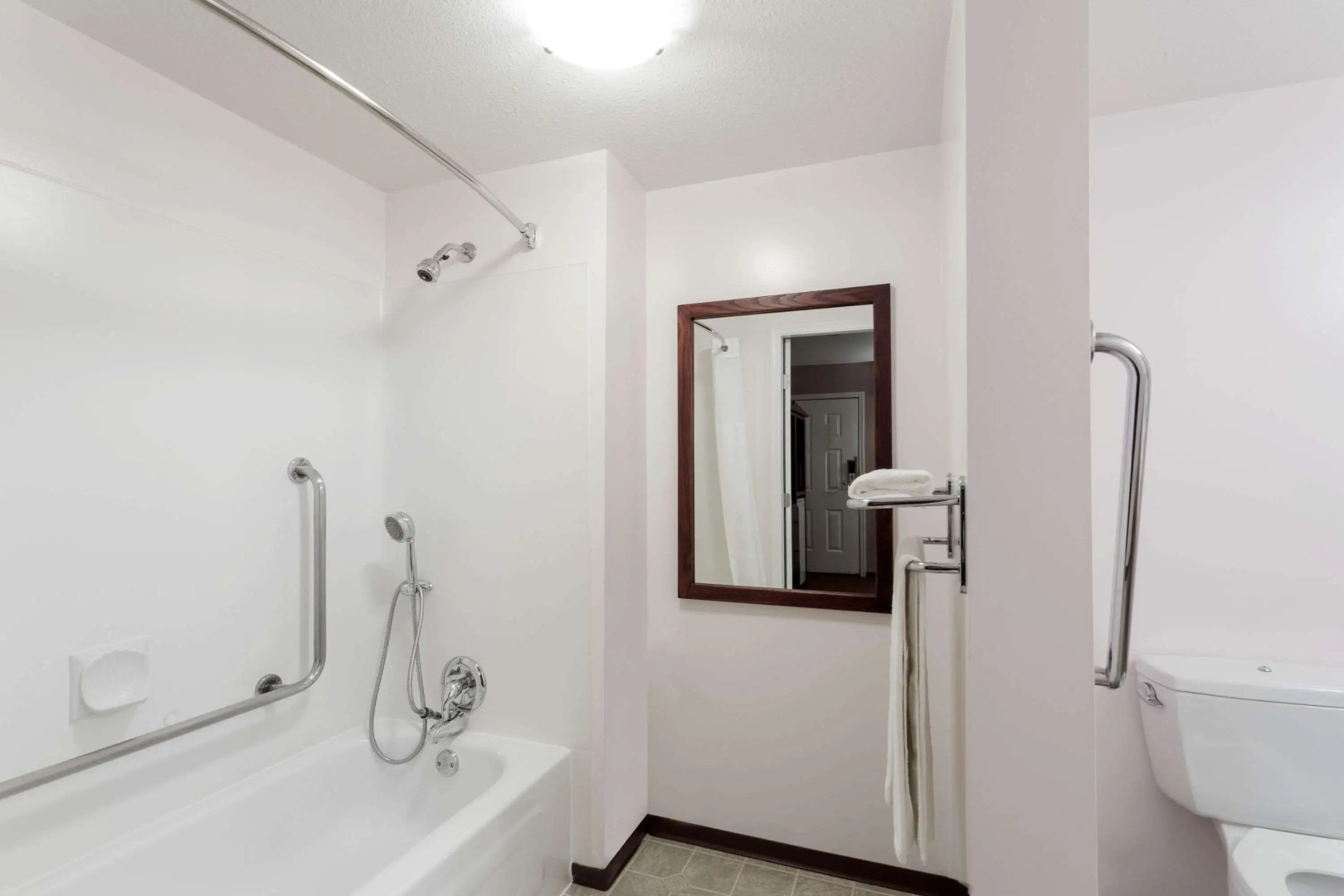 Super 8 by Wyndham Lake Country/Winfield Area