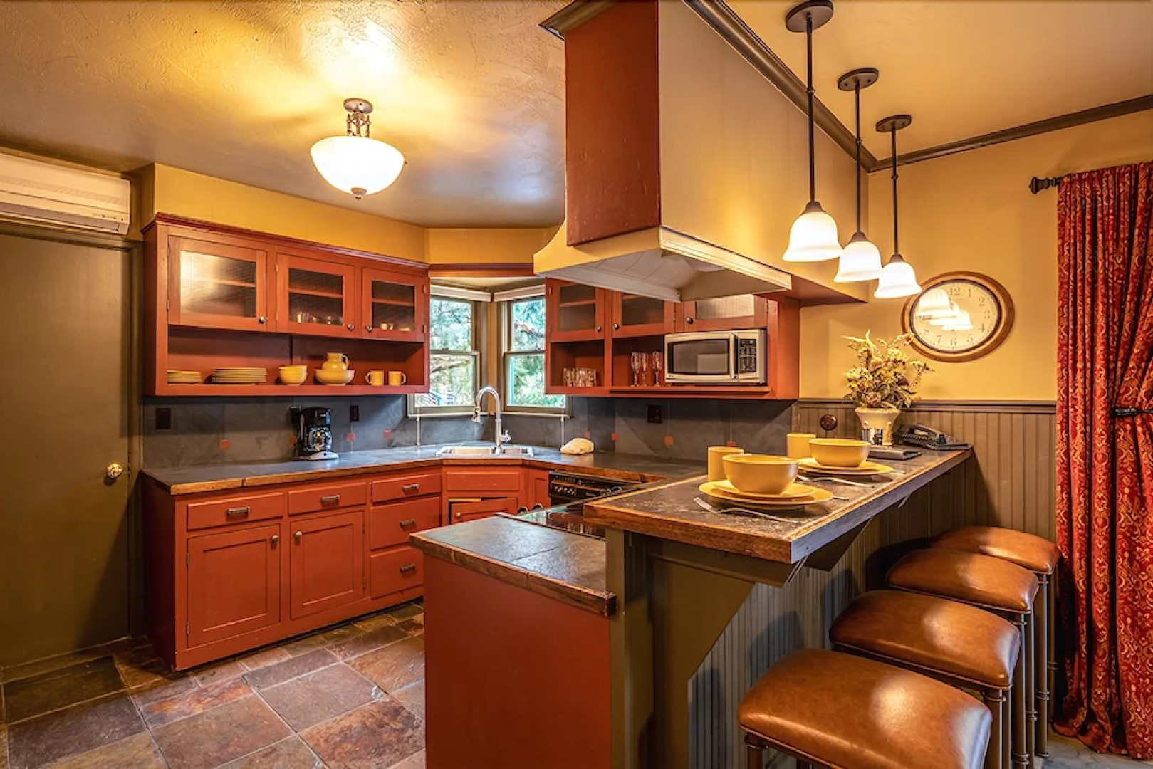 Highland Haven Creekside Inn