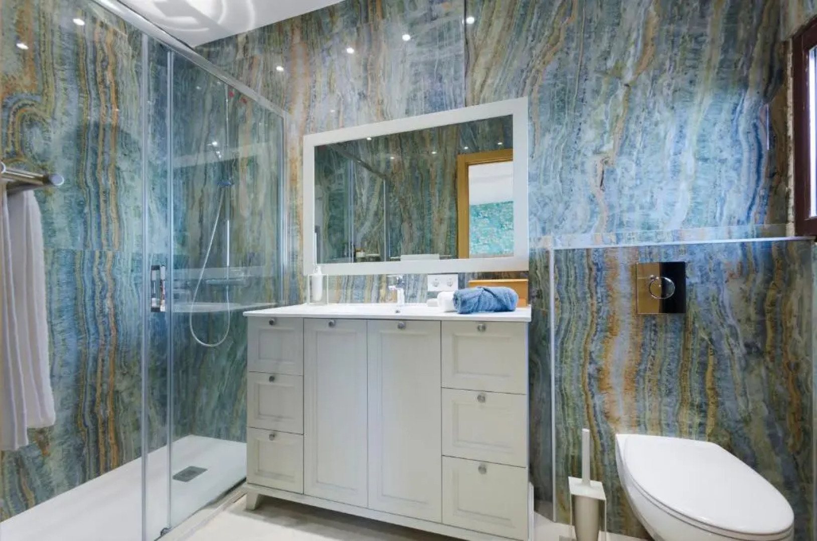 Sea front house with astounding views.