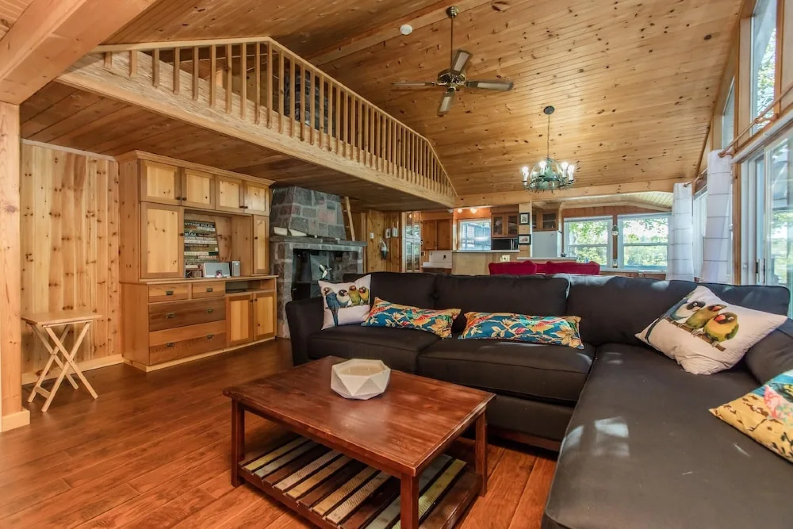 Magic on Little Go Home~3 bedroom cottage + guest cabin on 980 ft shore!
