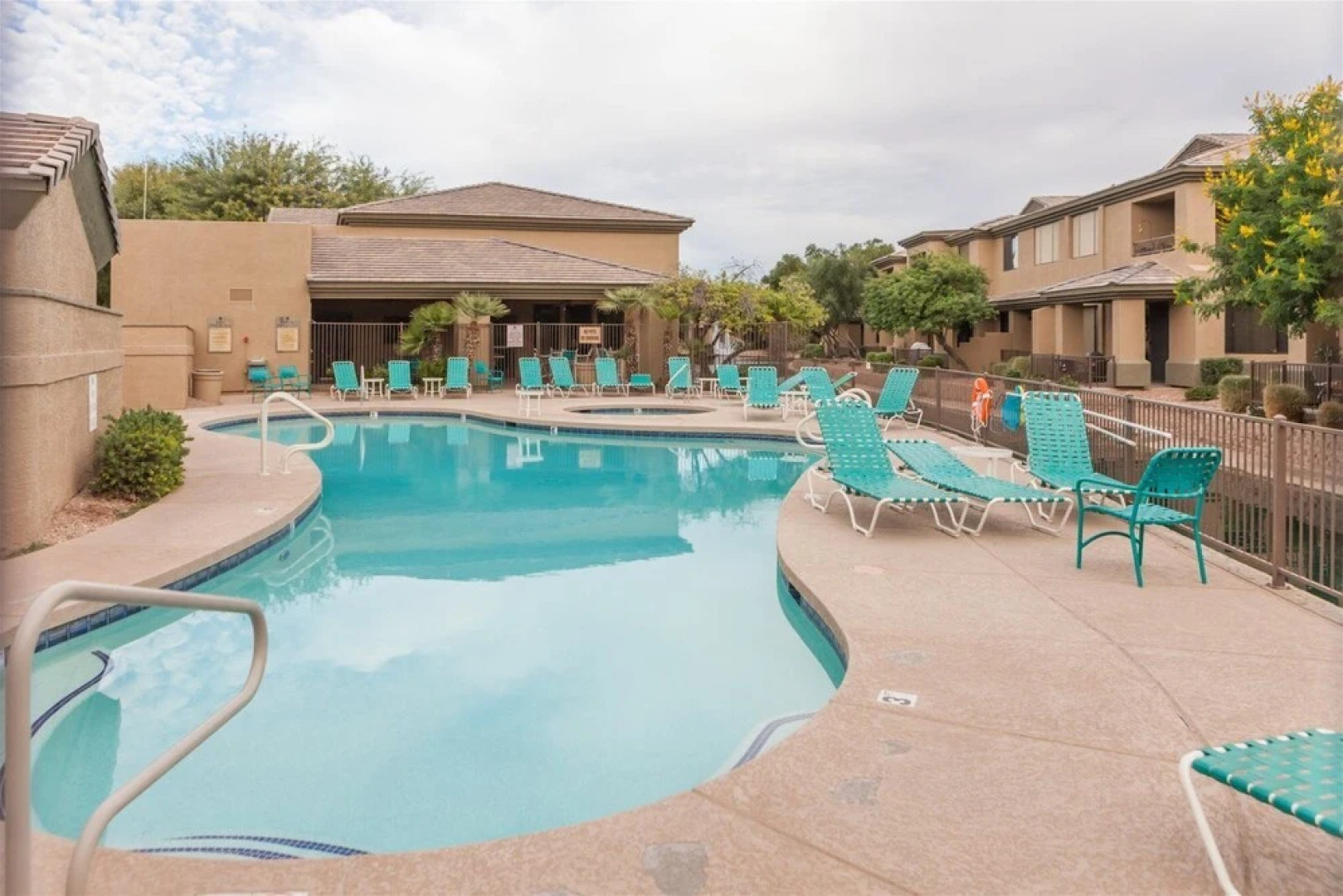 2BR Plus Ocotillo Townhome, Heated Pool, Spa, Gym