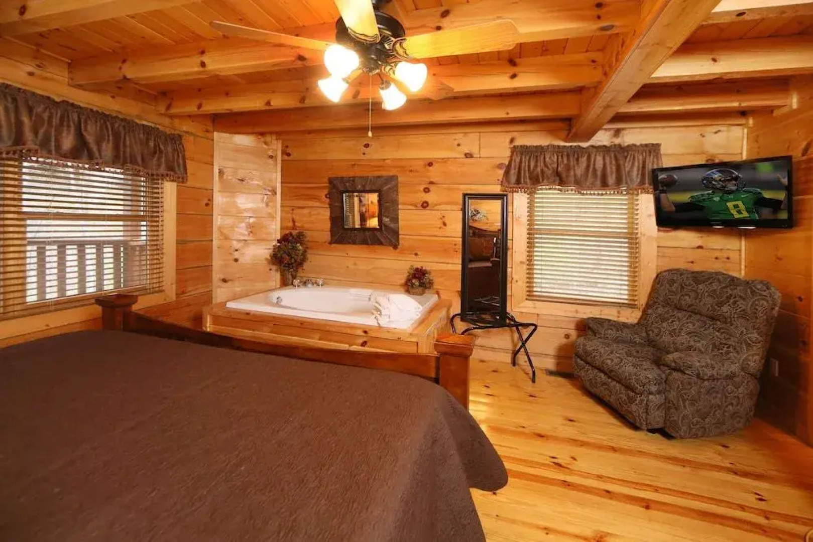 Smoky Mountain Getaway 5 Br cabin by RedAwning