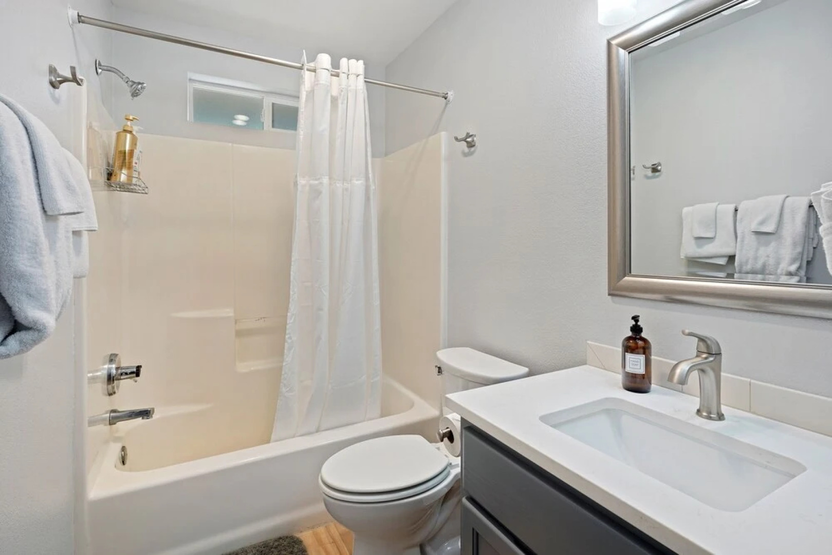 Redmond Rest 4 Bedroom Home by RedAwning