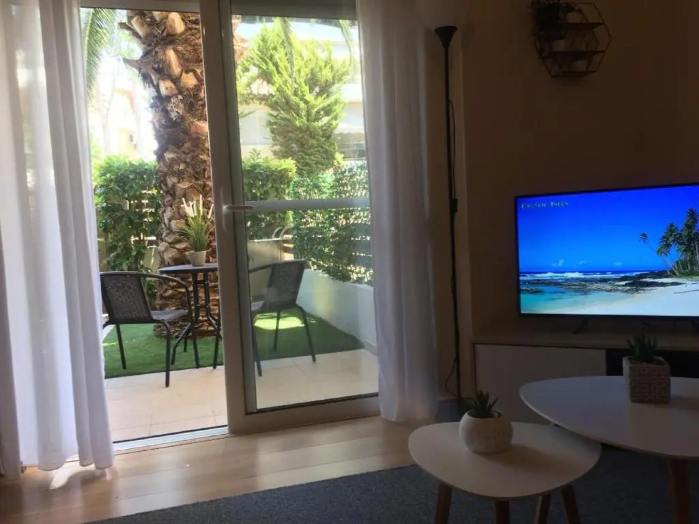 Elegant Glyfada Apartment-private Garden-Near METRO