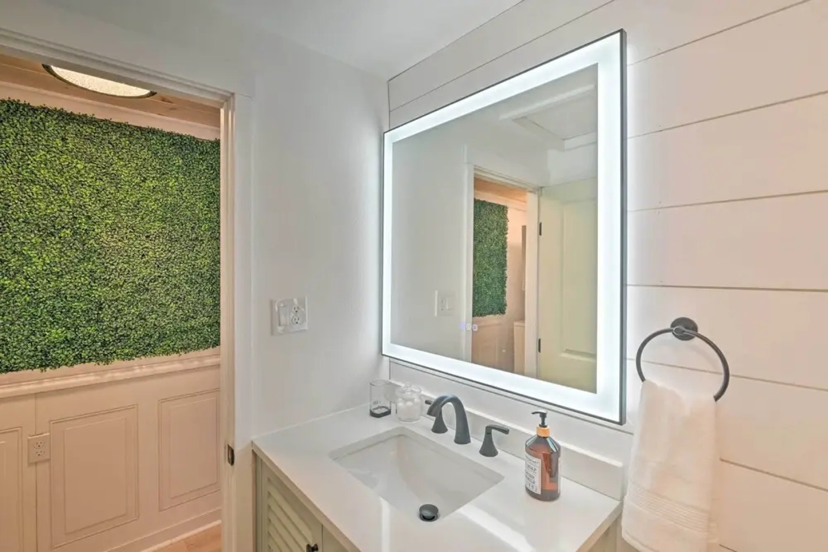 Modern Apartment: Near Hiking & Race Course