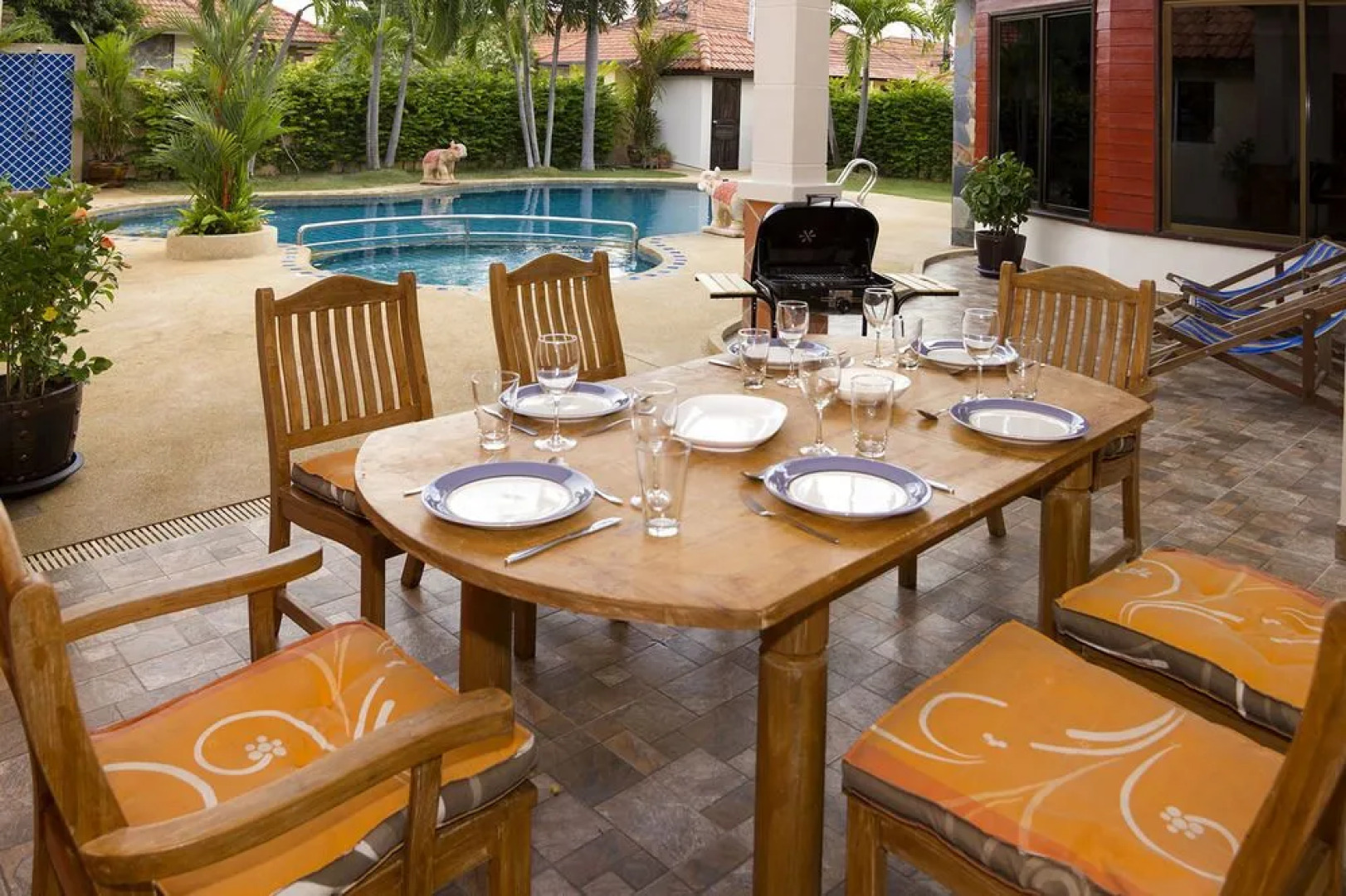 Pattaya Hill, Near the City and Beach