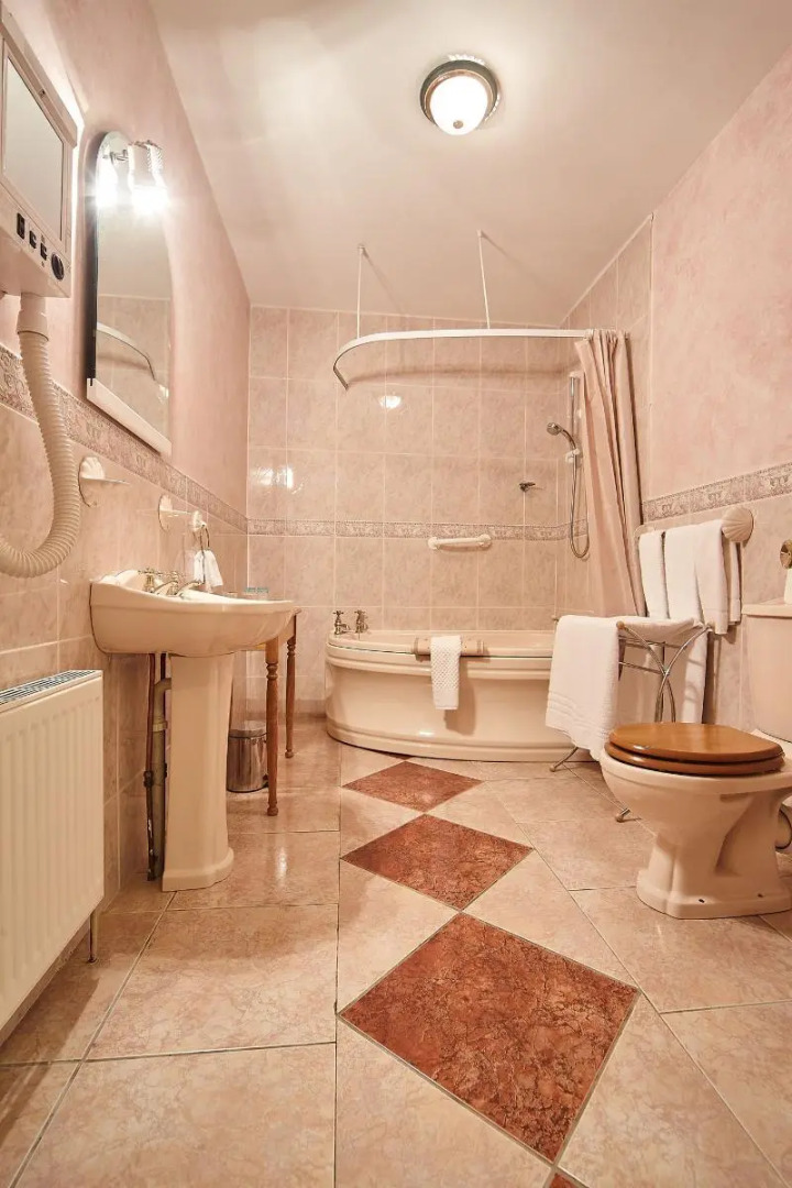 The Cedar Lodge Hotel and Restaurant