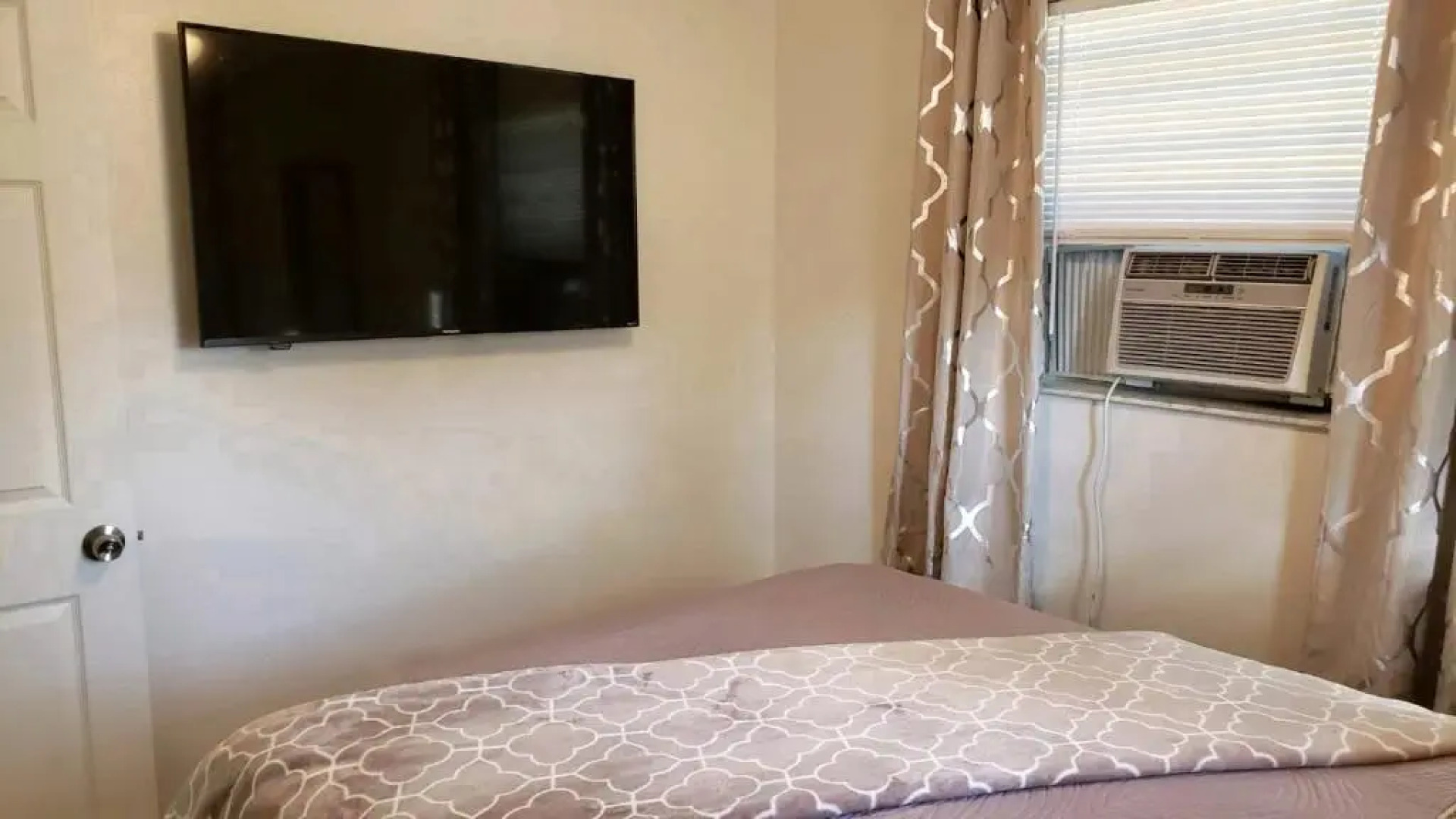 Glam 2 Bedroom Suite 4 Miles from Hard Rock Stadium