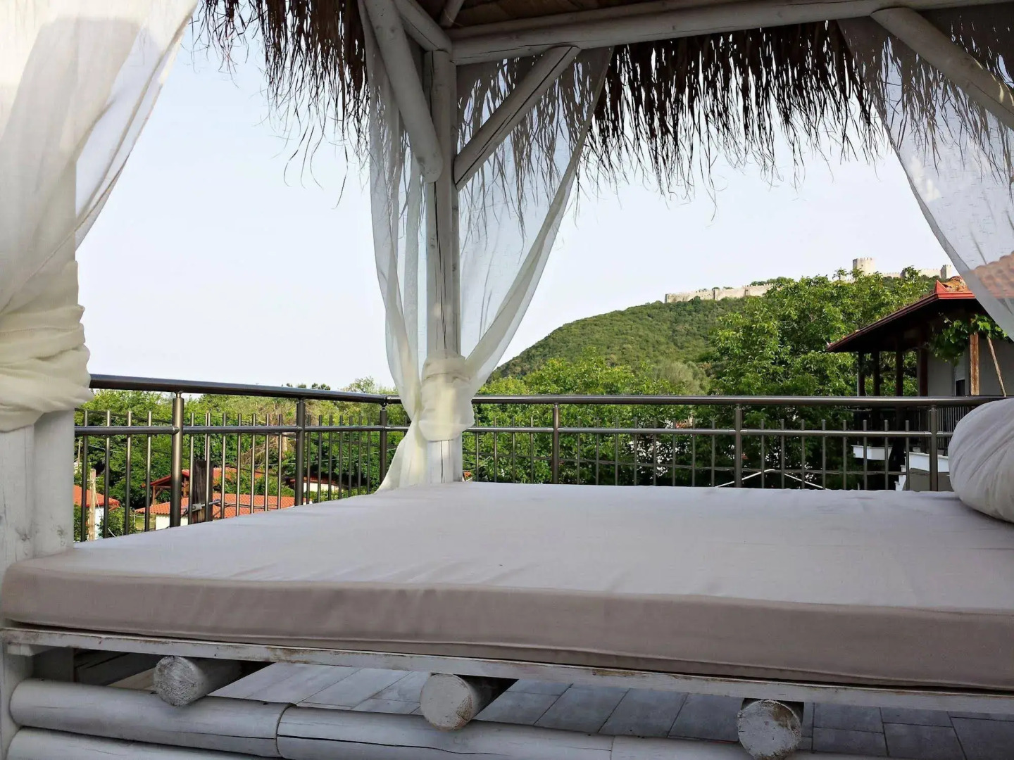 Studios & Apartments Efrosini